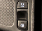 HOLD機能付きの電動パーキングブレーキ。HOLD機能を使用すると、信号待ちなどでフットブレーキから足を放しても、車は動かずそのまま停車してくれます。ドライブなど足が疲れた時には便利な機能です。