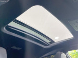 【サンルーフ】開放感たっぷりの希少装備、サンルーフが装着されています!車内に明かりを取り入れたり景色を楽しむ以外にも、車内の空気も簡単に換気できて快適です!