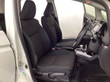広い足元にゆったり座れるシートは長距離の運転でも疲れにくいシートです。女性でも運転がしやすいようにシートの高さ調整機能(シートリフター)がついています。