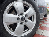 ●純正15インチアルミホイール:輸入車ならではの卓越した走りを支えるホイールと足回りです!日本車の走りに慣れている方にもぜひ体感して頂きたいほど、高いレベルでまとまっています!