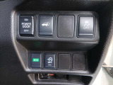 運転席にはパワーバックドアのスイッチも装備。運転席から操作が可能です。