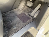 運転席フロアマット、使用感ありますが破れやほつれはありません。