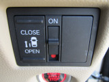 運転席からワンタッチで操作ができる片側電動スライドドアの開閉スイッチです。