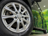 【16インチアルミホイール】外観にマッチしたアルミホイールを装着しております。各種アルミホイールや、スタッドレスタイヤも取扱いしております。是非ご相談ください♪