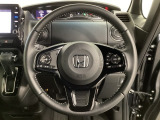 ハンドルにHondaセンシング系のクルーズコントロールやレーンキープアシストなどのスイッチと、オーディオの操作スイッチが装備されています。ハンドルから手を離さず安全に操作できます。