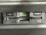 【ETC】有料道路を利用する際に料金所で停止することなく通過できる、ETC車載器(ノンストップ自動料金収受システム機器)が装備されています。セットアップを行うことで利用可能になります。