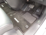 【フロントのフロアマット】前席は純正フロアマット付きです。大きな汚れもなく、使用感も少なめで綺麗な状態です。