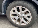 アルミホイール付!鉄ホイールと違って軽いので燃費にも影響してきます。ガソリンの高騰に少しは貢献します!