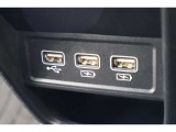 USBオーディオ用ソケットがついていますので携帯電話などを接続すれば音楽等の再生が可能です!充電用ソケットもございます!