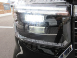 LEDヘッドライト装着車です。消費電力が少なく、点灯した瞬間から最大光量を発揮します。良好な視界を確保し安心感を高めます。
