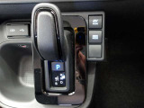 軽い手の動きで操作がラクに出来る電子式シフトレバー、パーキングのポジションはスイッチ操作です。