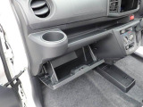掘り込みしきインパネドリンクホルダーで ホールド感バッチリ!! 運転席側にも同じものがついてます