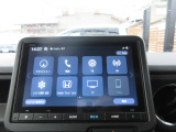 純正メモリーナビを装着しています。フルセグTVが楽しめ、USB・Bluetoothにも対応しています。もちろんリアカメラも使えます。インターナビで様々な情報を得ることもできます。