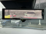 スマートルームミラーも付いています。後方ピラーや荷物、後席に同乗している方や曇りなど視界が遮られた場合でも後方カメラからの映像で安全確認をすることができます。