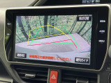 【バックカメラ】駐車時に後方がリアルタイム映像で確認できます。大型商業施設や立体駐車場での駐車時や、夜間のバック時に大活躍!運転スキルに関わらず、今や必須となった装備のひとつです!