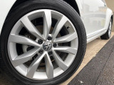 ●純正17インチアロイホイール:輸入車ならではの卓越した走りを支えるホイールと足回りです!日本車の走りに慣れている方にもぜひ体感して頂きたいほど、高いレベルでまとまっています!