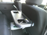 シートバックテーブルが装備されております。