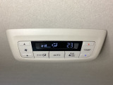 ルーフ中央にエアコン操作パネルがついていますので、2列目・3列目にお乗りの方も快適に過ごせます。