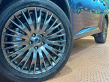 【グレード専用純正20インチアルミホイール】デザイン性の高い純正アルミホイールを装着しております。各種社外アルミホイールや、スタッドレスタイヤも取扱いしております。是非ご相談ください♪