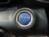 【プッシュスタート】エンジンスタートボタンです。キーが車内にあれば、エンジンの始動・停止はブレーキを踏んでスイッチを押すだけ!キーを取り出す手間を省きワンプッシュでエンジンを操作するので簡単ですね!