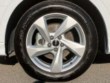 18インチ純正アルミホイール装備 全車両に標準装備の純正アルミホイールは、純正ならではのバランスの良いデザインと、走行安定性をお楽しみ頂けます。