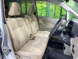 運転席シート廻りは使用感も少なく、良好な状態となっています。丁寧に使われていたことがよくわかりますね。後部座席も気になるようなキズ・汚れやへたり等、大きなダメージはなく、良好な状態です。