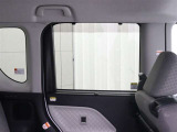 スライドドアに収納式のサンシェードを装備しています。