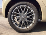 純正アルミホイールです。足元が引き立つので、車全体のイメージがアップしますよ