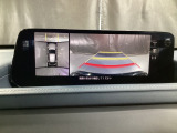 狭い場所での駐車やすれ違いなどでより的確な運転操作に役立つ360&deg;ビューモニターが装備されています。