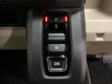 シフトはセレクトレバーのなくなったエレクトリックギアセレクターになっています。右側に電子制御パーキングブレーキがあります。スイッチひとつでブレーキ力を自動的に最適制御できるパーキングシステムです。