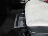 助手席の下にはアンダートレイを装備、普段使わないもの等を収納するのに便利