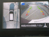 空から見下ろすような視点で、スムーズな駐車と安全確認をサポートする「アラウンドビューモニター」付です。