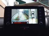 パノラミックビュ-モニタ-が付いているので、運転席から確認しにくい車両周辺の状況を把握出来ます。