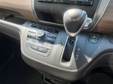 インパネシフトだから視線の移動も少なく足元もスッキリ♪運転席もゆったりしているのでゆとりを持ってドライブできますね!