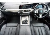 コックピットのセンター・コンソールは、ドライバーに向けて傾けられています。これは、ドライバーを中心に設計されるBMWならではのデザインです!