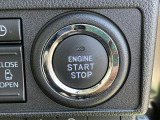 キーフリーシステムなので、エンジンスタートはブレーキペダルを踏みながらボタンを押します。鍵が運転席周りにあることが条件で、鍵をさしたり抜いたりする必要がありません。