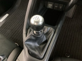 掴みやすいアルミ製・ショートストロークシフトノブでスムースな操作感を追求しました。S660専用、6速マニュアルトランスミッション車です。