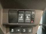 【両側パワースライドドア】両側がパワースライドドアになっており、運転席のスイッチやスマートキーでも開閉が可能です!開口部も広いので乗り降りも楽々♪