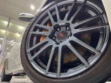 【純正18インチアルミホイール】外観にマッチした純正アルミホイールを装着しております。各種社外アルミホイールや、スタッドレスタイヤも取扱いしております。是非ご相談ください♪