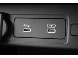 USBジャックも搭載。車内で音楽再生だけではなくスマートフォン等の機器へ充電可能です♪