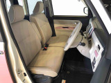 運転席の座面高さを調整できるシートリフターが付いています。フロントシートはベンチシートを採用で、座面も広く使い勝手もいいですよ♪