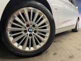 ●純正17インチアルミホイール:輸入車ならではの卓越した走りを支えるホイールと足回りです!日本車の走りに慣れている方にもぜひ体感して頂きたいほど、高いレベルでまとまっています!