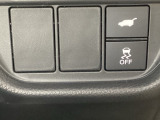 ハンドルの右側にHondaセンシング用のVSA解除スイッチとパワーテールゲートスイッチがついています。パワーテールゲートスイッチは車内からでもテールゲートの開け閉めを電動でできます。