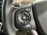 ステアリングにオーディオ操作スイッチが付いています。オーディオ画面に直接タッチしなくても操作が出来ますので、運転に集中できます。