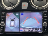 【アラウンドビューモニター】車を上から見下ろしているかのような映像で周囲の状況がひと目で確認、狭い駐車場に駐車するときも安心です♪