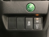 VSA(ABS+TCS+横滑り抑制)解除と路外逸脱抑制機能のオンオフスイッチなどはハンドルの右側に装備しています。燃費に役立つECONボタンもここです。