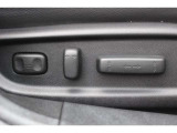 細やかな調整が可能なパワーシート。シートメモリー機構も備えています。