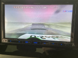 【バックカメラ】運転が苦手な方も車庫入れラクラクです!ギアをリバースに入れれば自動的に切り換わりますので、面倒な操作は不要です♪狭い駐車場もお車を傷つけず安心ですね!