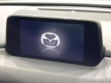 【7インチマツダコネクトナビ】車内の雰囲気にマッチした一体型タイプのナビ。各種車輌設定やBluetooth再生等、様々な機能が楽しめます。直感的なダイヤル操作が可能で、使い勝手も良好です。