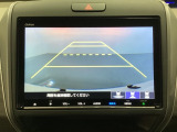 バックでの車庫入れも安心です! リアカメラが付いているバックモニター付のナビを装備しております。操作線もついており距離感も画面から確認できます。